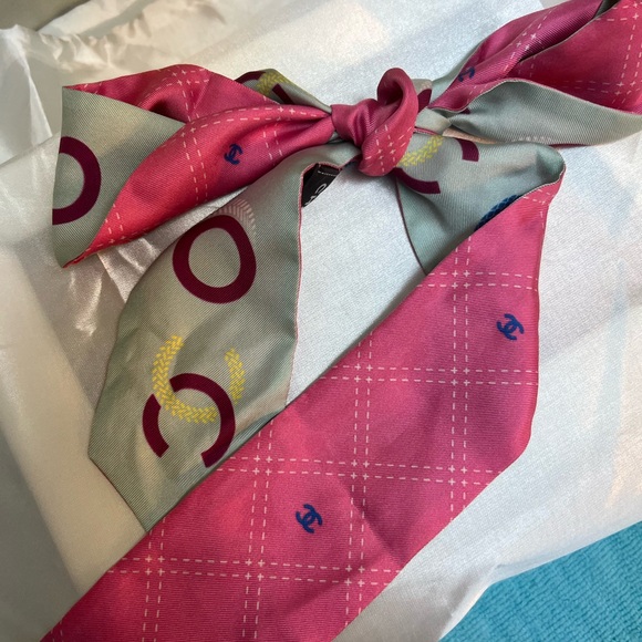 Authentic CHANEL Pink CC Printed Silk Twill Slim Bandeau 2023 Limited Edition - Picture 13 of 13